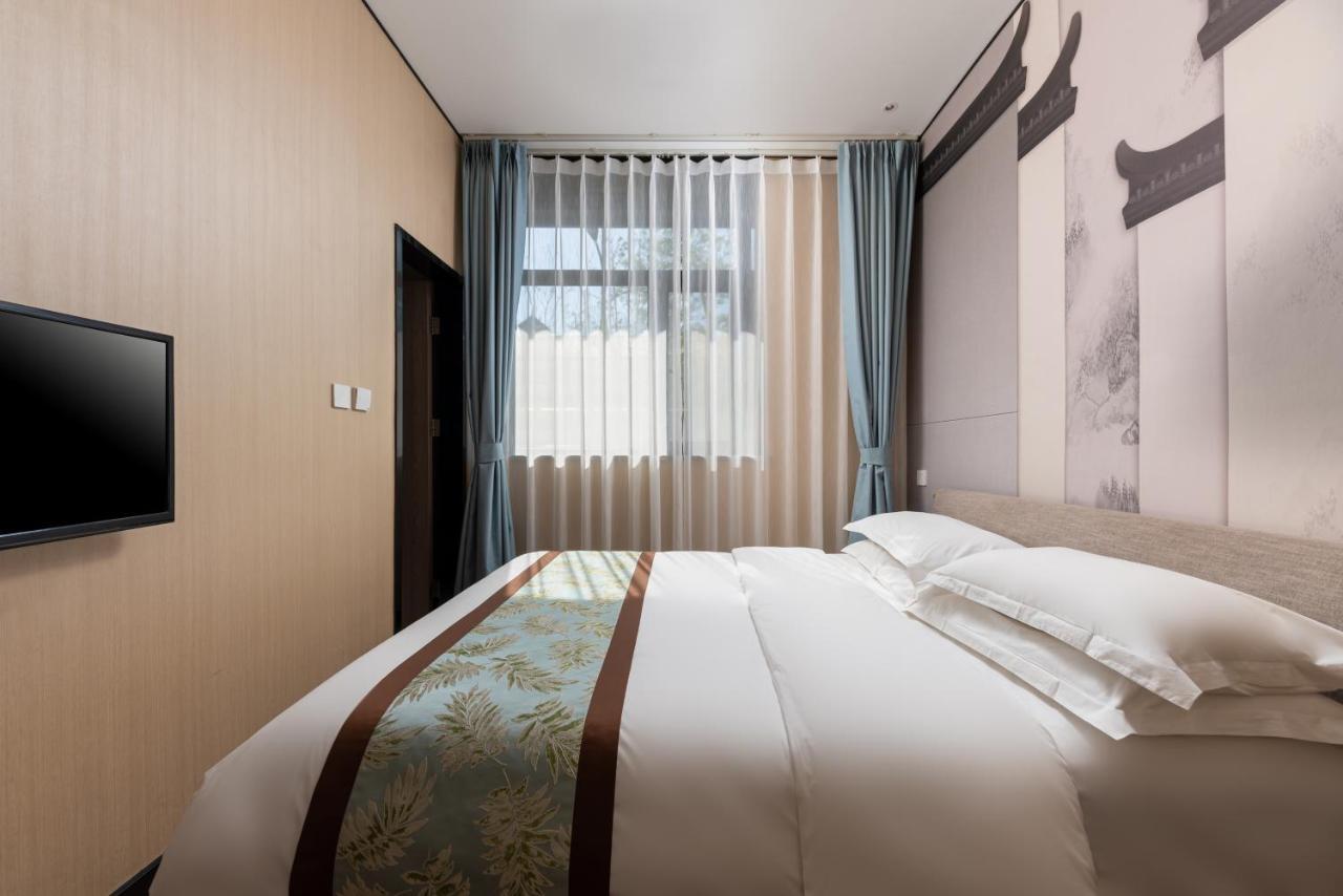 East Sacred Hotel: Near Tiananmen & Metro, Free Amenities Hotel