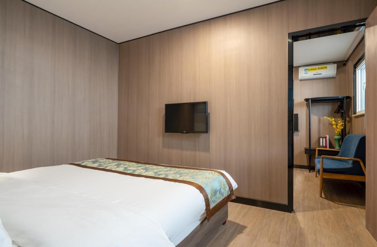 East Sacred Hotel: Near Tiananmen & Metro, Free Amenities Pequim