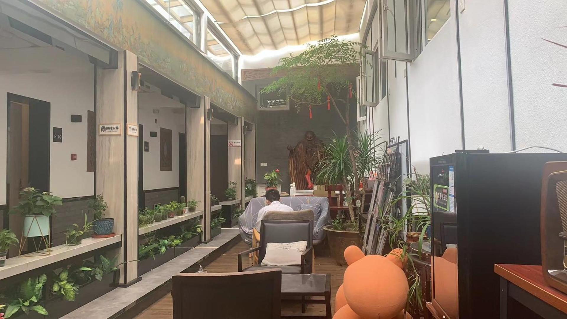 East Sacred Hotel: Near Tiananmen & Metro, Free Amenities 4* Pequim